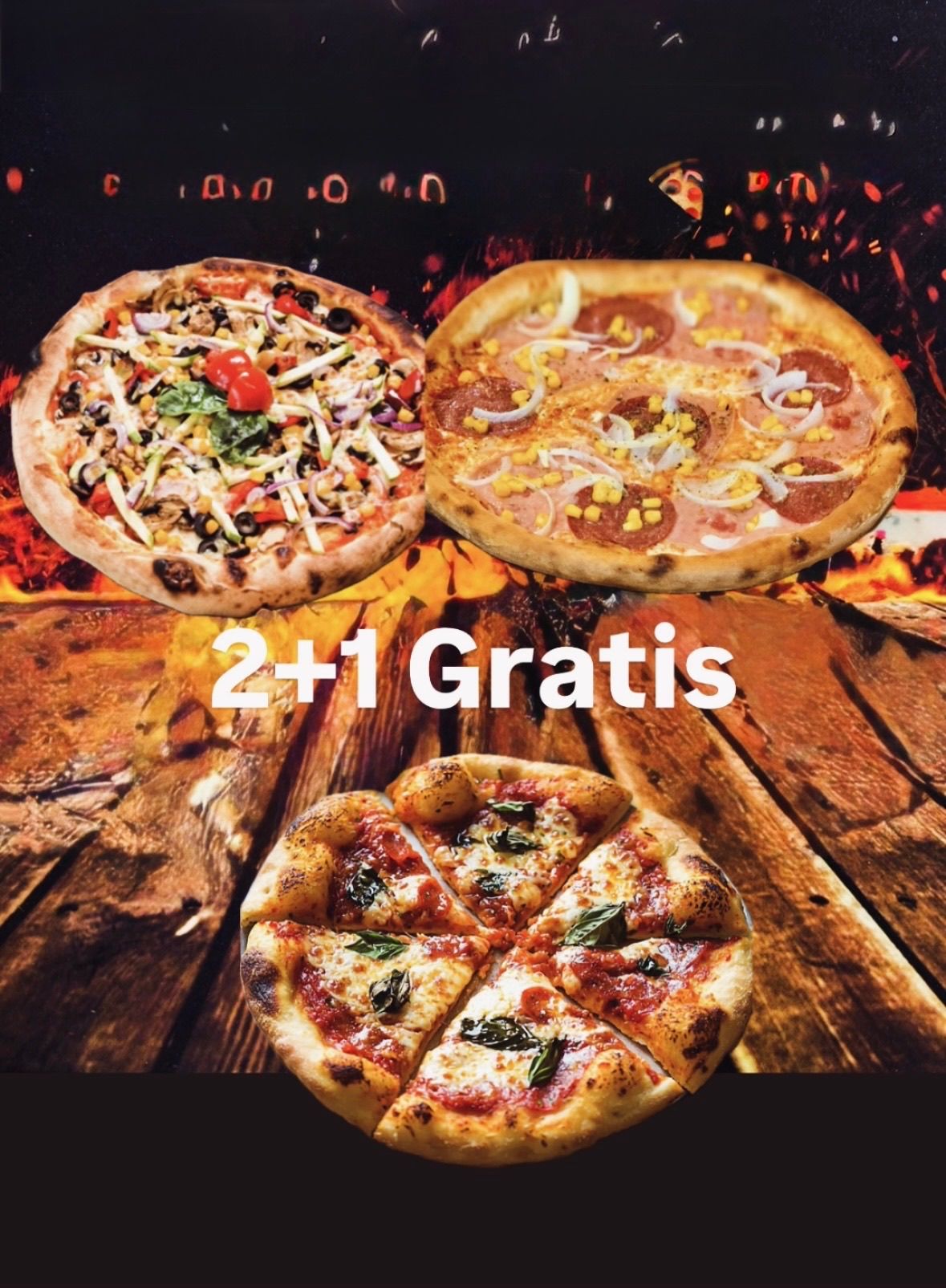 Drei Pizzen auf einer Holzoberfläche dargestellt. Eine Pizza hat eine Vielzahl von Belägen, eine andere hat Pepperoni und Zwiebeln und die dritte ist eine Scheibe mit Basilikumblättern. Der Text 2+1 Gratis ist zu sehen.