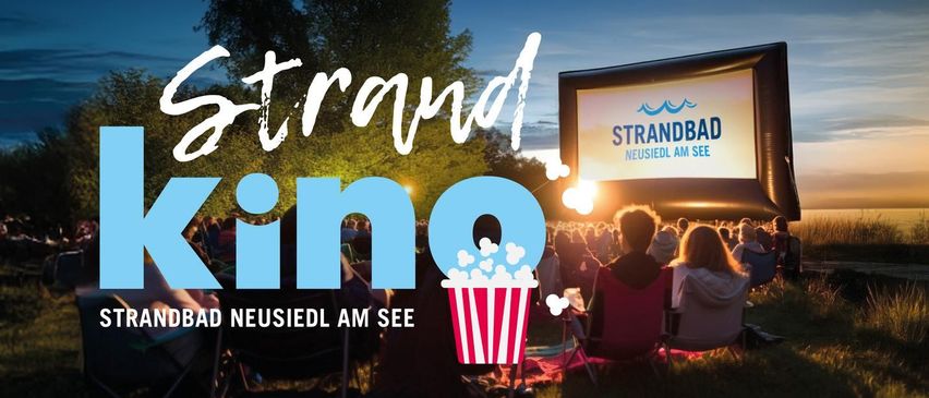 Ein nächtliches Open-Air-Filmvorführung mit einem großen Publikum. Die Leinwand zeigt das Wort 'Strandbad'.