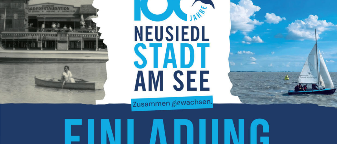 Plakat zum 100. Jubiläum einer Stadt am Meer, mit einem Vogel und einem Boot, im Hintergrund ein Gebäude. Das Plakat trägt den Text 'Zusammen gewachsen'.