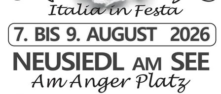 Plakat für das Italia in Festa Event in Neusiedl am See vom 7. bis 9. August 2026. Zeigt italienische Flagge, Weinläser und Musiknoten. Öffnungszeiten und DJ Live-Musik-Details sind angegeben.