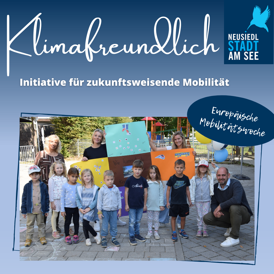 Bild enthält, Pants, People, Person, Advertisement, Poster, Adult, Female, Woman, Male, Man