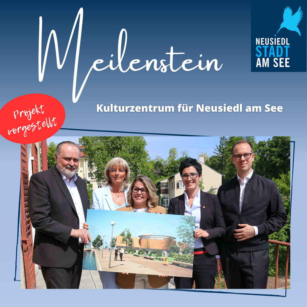 Fünf Personen posieren für ein Foto mit einem Präsentationsbrett. Das Brett zeigt ein Design eines Kulturzentrums. Das Bild trägt den Titel 'Meilenstein'. Es bedeutet auf Deutsch 'Meilenstein'. Das Projekt ist für Neusiedl am See.