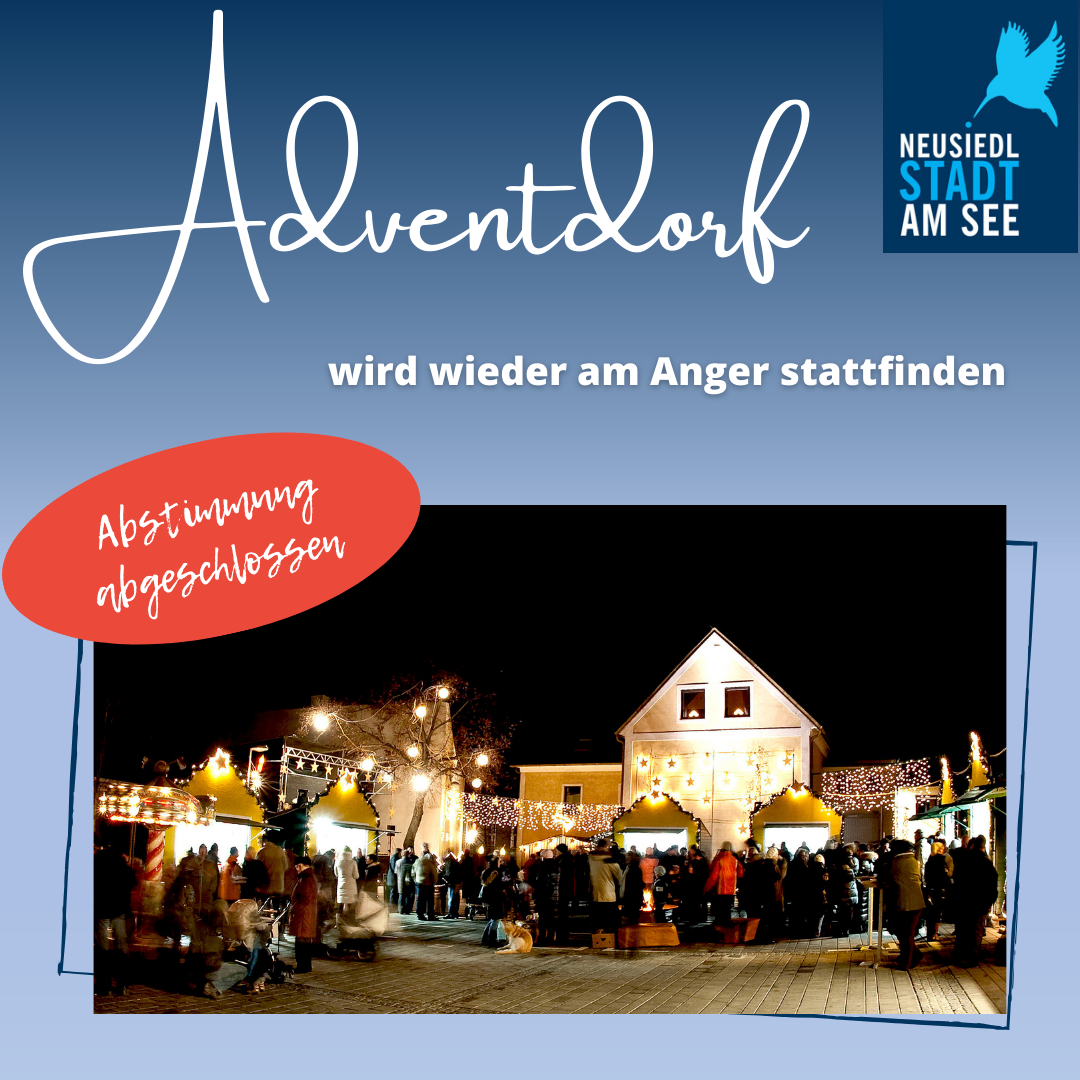 Ein festliches Bild zeigt einen lebhaften Weihnachtsmarkt bei Nacht mit beleuchteten Ständen und einer Menschenmenge. Über dem Markt sind die Worte 'Adventdorf' und 'wird wieder am Anger stattfinden' prominent zu sehen.