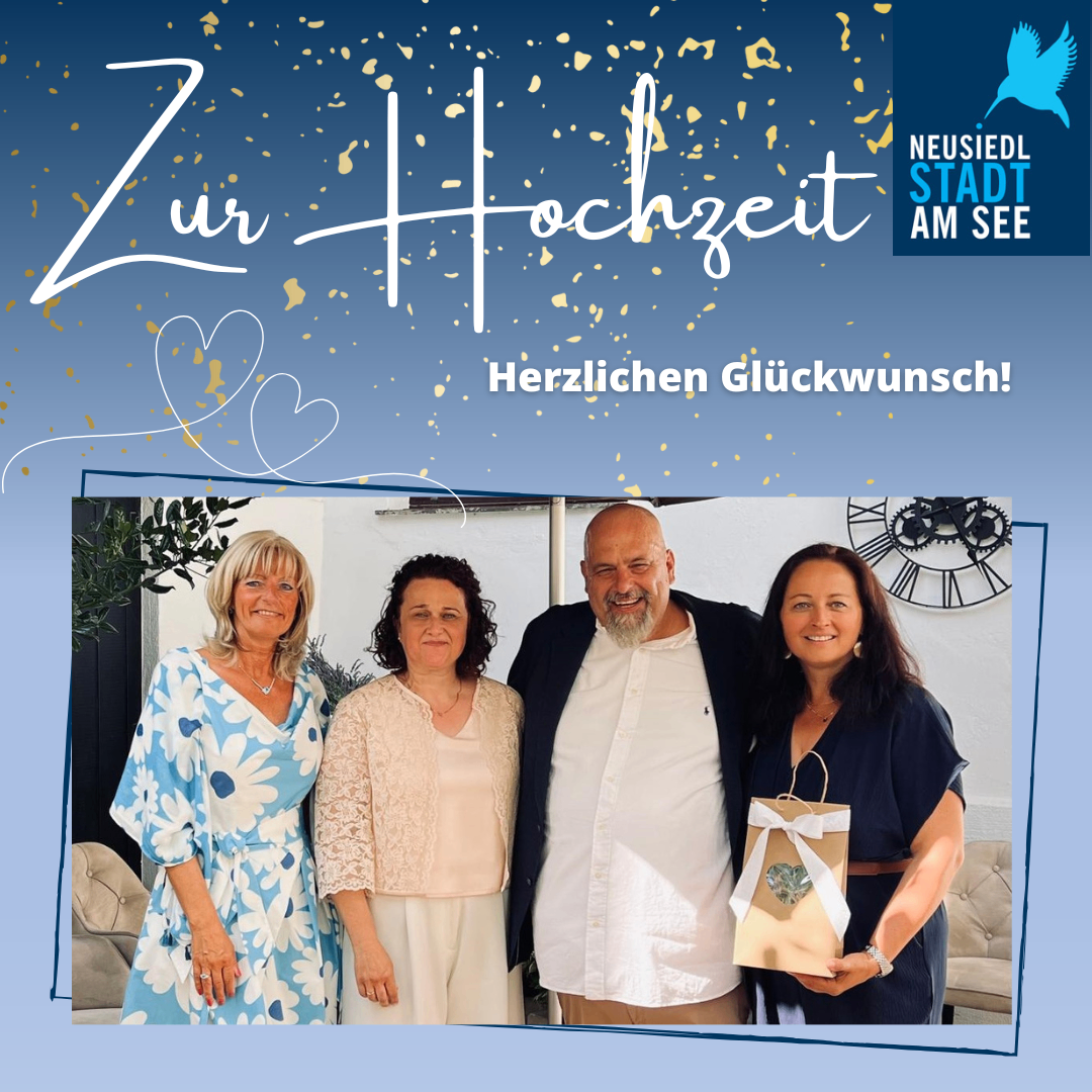 Plakat für eine Hochzeitsfeier mit vier lächelnden Personen und einem herzförmigen Design. Es steht 'Zur Hochzeit.' Es gibt ein blaues Vogellogo und Text 'Neusiedel Stadt am See.' Die Leute halten einen Geschenkbeutel.