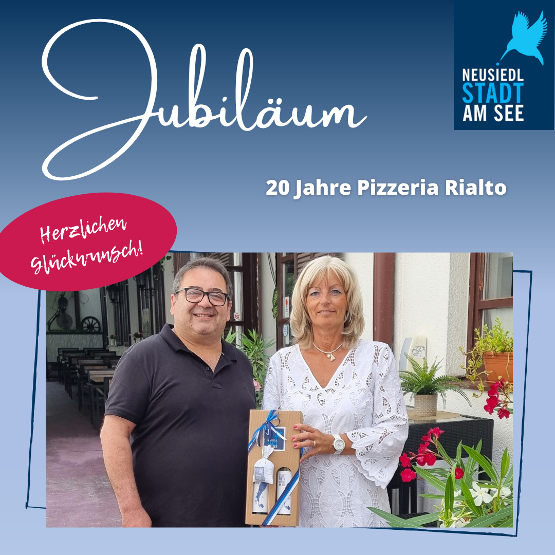 Jubiläumsposter für die Pizzeria Rialto zum 20-jährigen Bestehen. Ein Mann und eine Frau stehen lächelnd und halten eine Geschenkbox. Dahinter steht ein Restaurant mit Tischen und Stühlen.