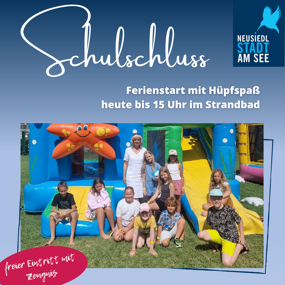 Ein Plakat für eine Sommerveranstaltung zeigt eine Gruppe von Kindern und Erwachsenen rund um einen aufblasbaren Burg. Es steht 'Schulferienspaß beginnt mit einem Sprung bis 15 Uhr am Strand.'