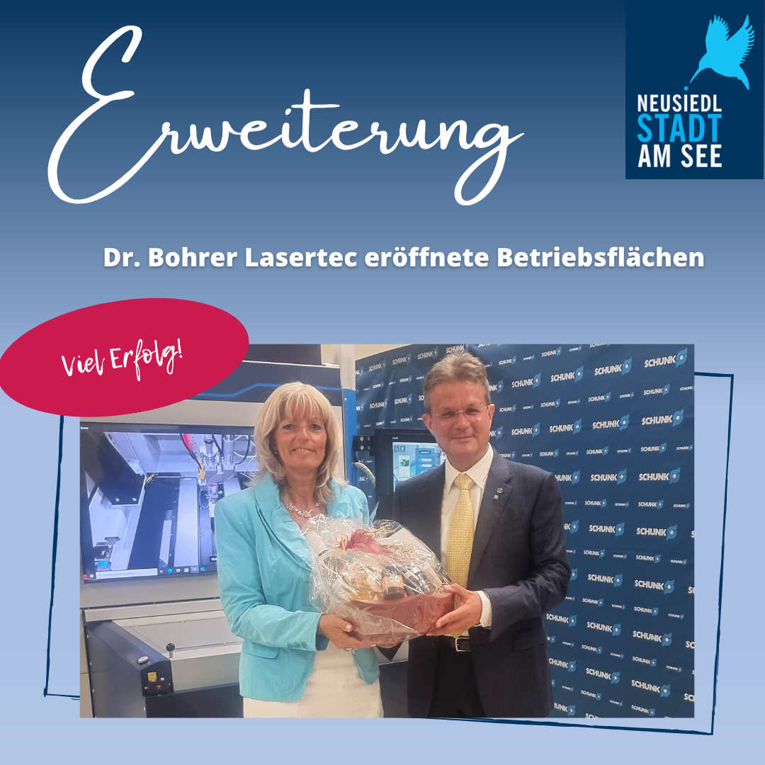 Zwei Personen stehen vor einer großen Maschine. Eine hält ein Geschenk und die andere hat ein Lächeln im Gesicht. Das Wort Erfolg ist auf einem roten Banner geschrieben.