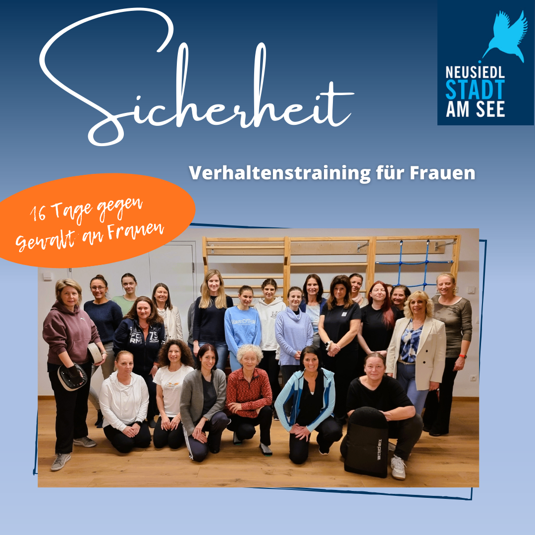 Plakat mit blauem Hintergrund, das eine 'Verhaltensschulung für Frauen' bewirbt. Es zeigt eine Gruppe von Frauen, die in einem Fitnessstudio posiert. Der Text '16 Tage gegen Gewalt an Frauen' ist zu lesen. 'Neusiedl Stadt am See' steht oben rechts.