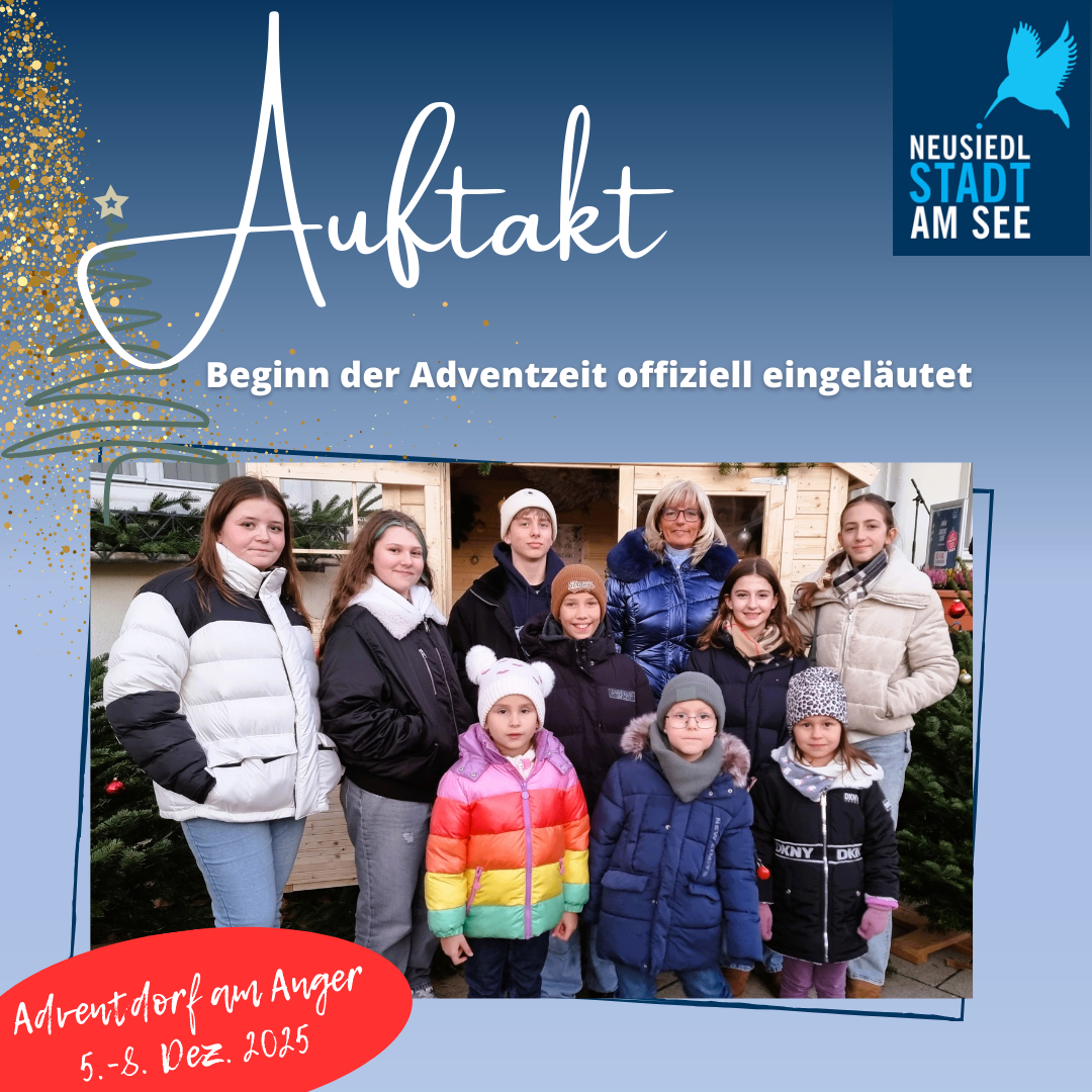 Ein Werbeplakat für den Beginn der Adventszeit, das eine Gruppe von Menschen vor einem Haus mit einem Weihnachtsbaum zeigt. Das Bild enthält einen Textüberlagerung, der 'Beginn der Adventszeit offiziell eingelautet' lautet. Das Datum '5.-8. Dez. 2025' ist ebenfalls angezeigt.