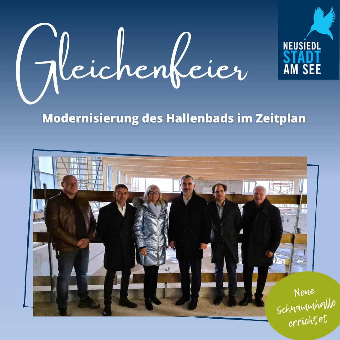 Ein Plakat zeigt den Text 'Gleichfeier' über einem Foto von sechs Personen vor einem im Bau befindlichen Gebäude. Unten steht 'Modernisierung des Hallenbads im Zeitplan'. In der oberen rechten Ecke befindet sich ein blaues Logo.