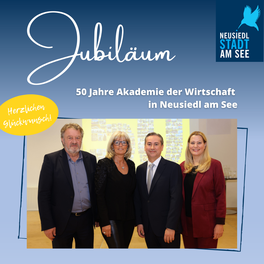Plakat zum 50-jährigen Jubiläum der Akademie der Wirtschaft in Neusiedl am See mit vier Personen in formeller Kleidung, die vor einer Kulisse posieren.
