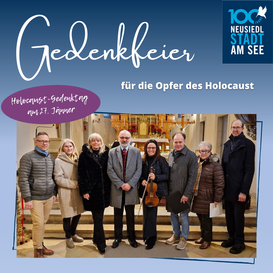 Gruppenfoto von Menschen vor einer Kirche, die eine Geige halten, mit dem Text 'Holocaust-Gedenken' oben. Das Bild ist für den Tag des Gedenkens an die Opfer des Holocaust am 27. Januar.