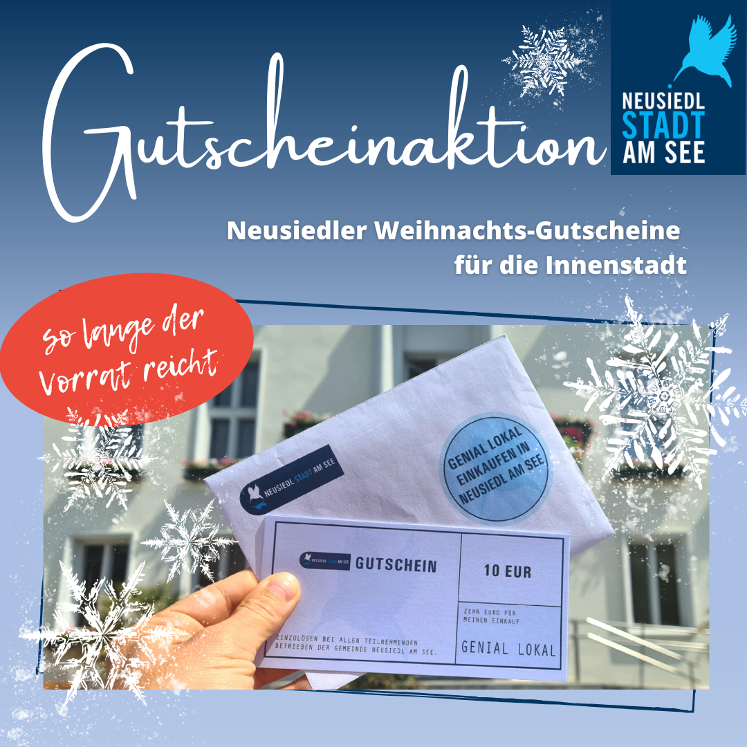 Eine Werbung für Neusiedler Weihnachtsgutscheine für die Innenstadt. Es zeigt eine Hand, die einen Gutschein mit einem Aufkleber hält, der 'Genial Lokal Einkaufen in Neusiedl am See' lautet. Der Gutschein ist 10 EUR. Der Hintergrund zeigt ein Gebäude mit Weihnachtsdekoration und Schneeflocken.