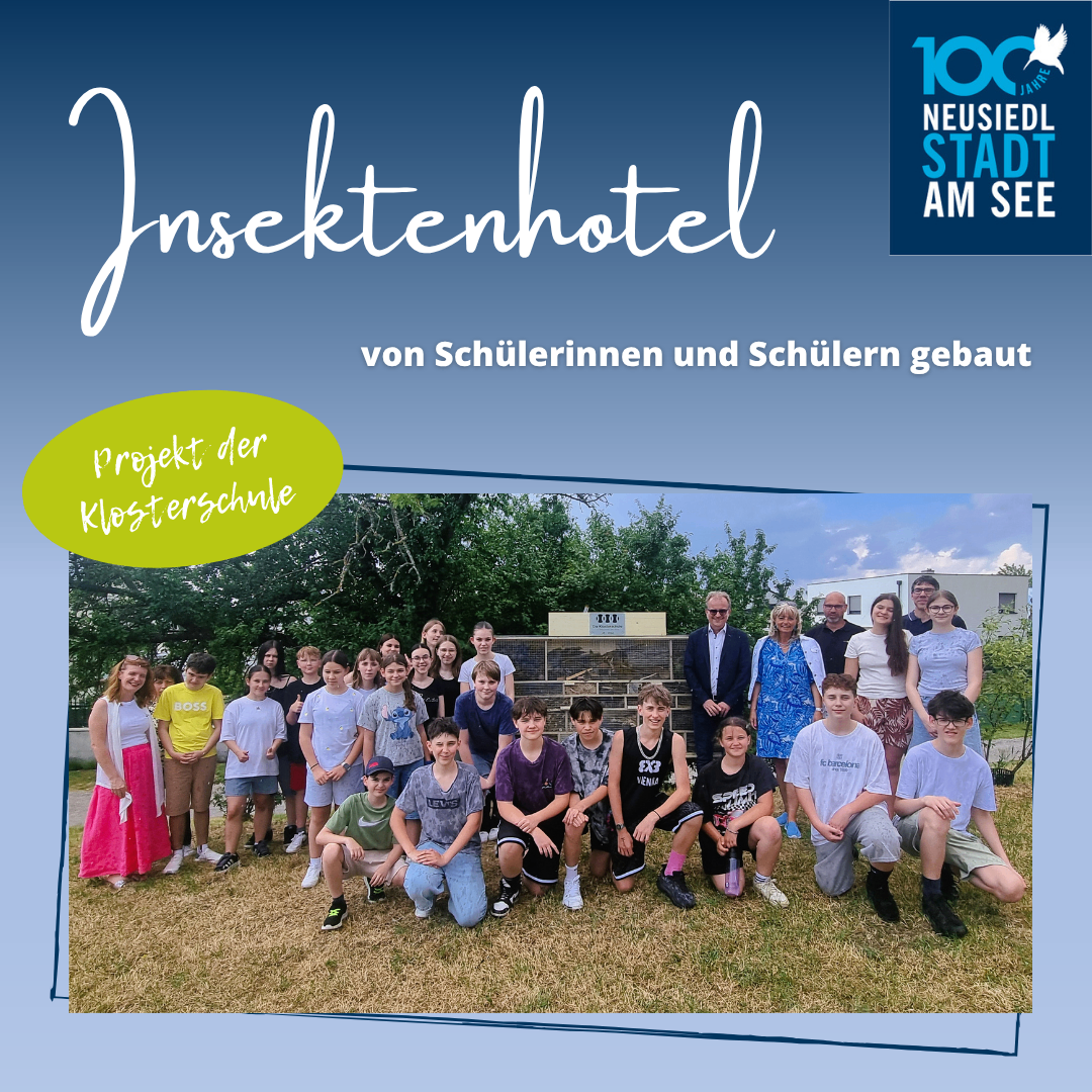 Ein Bild von Schülern, die mit einem gebauten Insektenhotel posieren. Eine gelbe Sprechblase mit dem Text 'Projekt der Klosterschule'. Der Text '100 Jahre Neusiedl am See' befindet sich oben rechts.