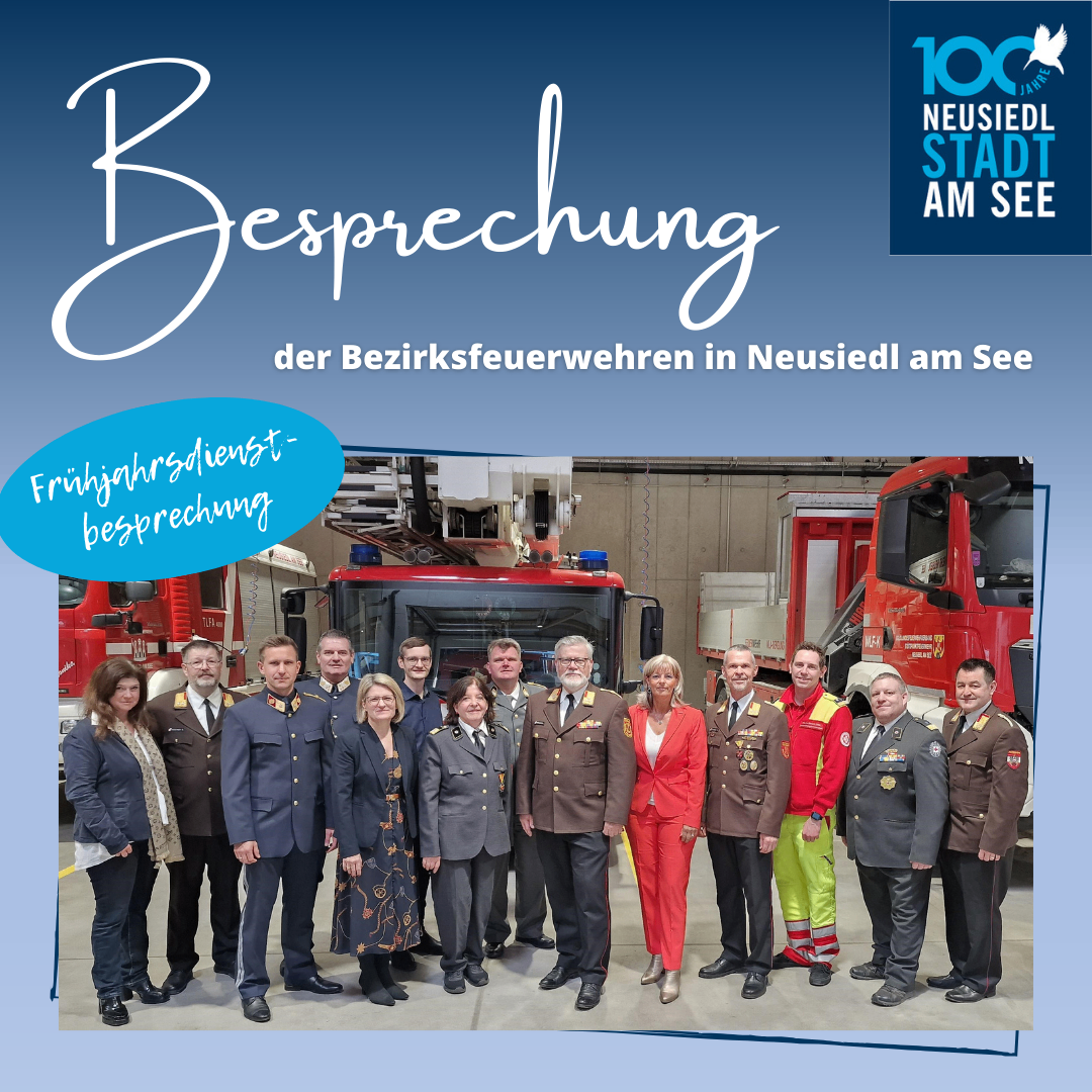 Eine Gruppe von Feuerwehrleuten in Uniform steht vor Feuerwehrwagen, eine Frau in einem roten Outfit und eine weitere Frau in einer blauen Sprechblase mit dem Text 'Feuerwehrschutz-Gespräch'.