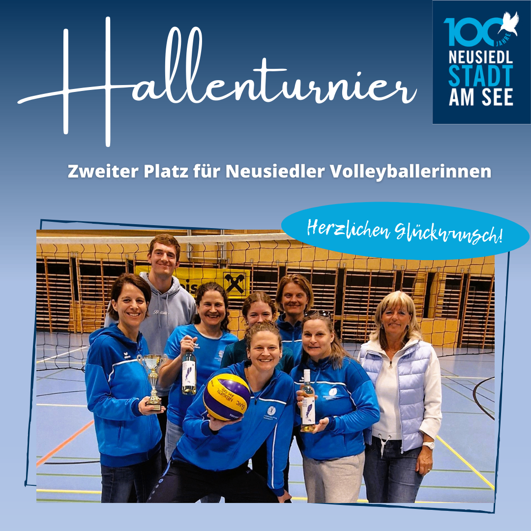 Eine Werbung für ein Volleyballteam zeigt eine Gruppe von Frauen in blauen Uniformen, die Pokale und einen Volleyball halten, mit einem lächelnden Mann hinter ihnen. Der Hintergrund enthält ein Volleyballnetz und ein Banner mit dem Text '100 Jahre Neusiedl am See'.