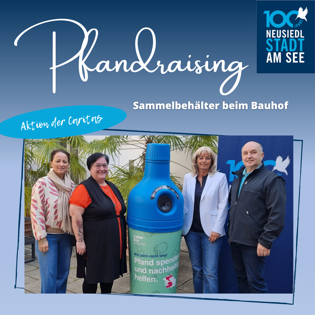 Eine Gruppe von Menschen steht neben einem Recyclingbehälter an einem Gebäude. Der Banner trägt die Aufschrift 100 Jahre Neusiedl am See.