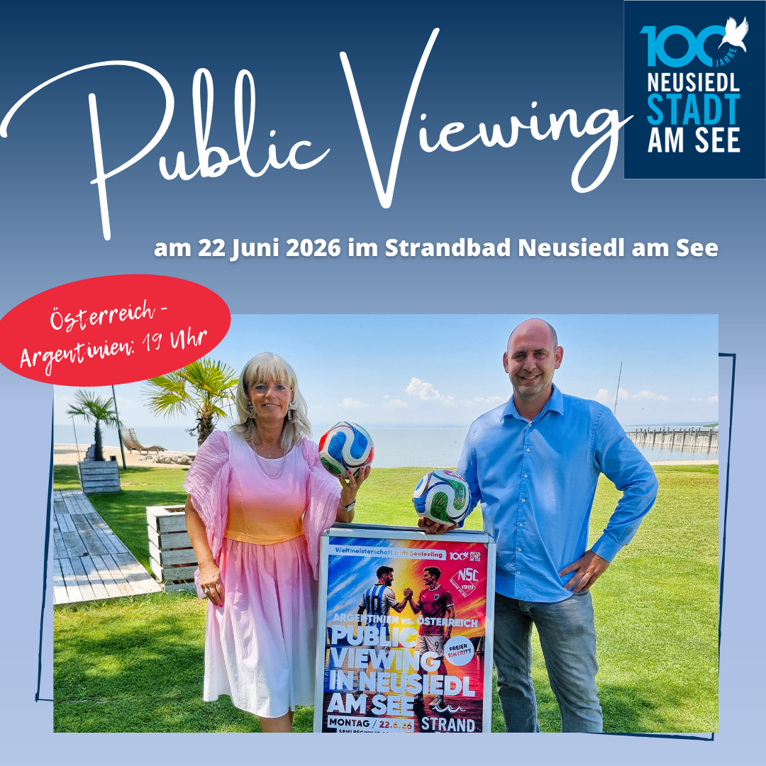 Zwei Personen stehen draußen auf einem Strand. Sie halten ein Plakat für eine öffentliche Vorführung. Das Plakat ist für ein Spiel zwischen Argentinien und Österreich. Das Datum ist 22. Juni 2026.