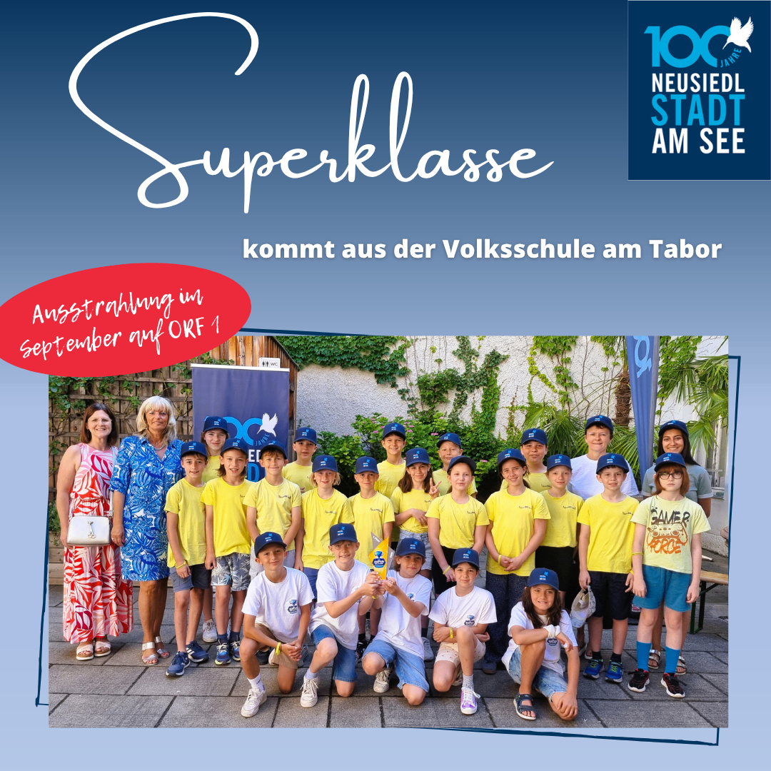 Gruppenfoto von Kindern in gelben Shirts und Mützen, die mit Lehrern stehen. Das Banner sagt 'Superklasse'. Das Event ist im September an der Volksschule am Tabor.