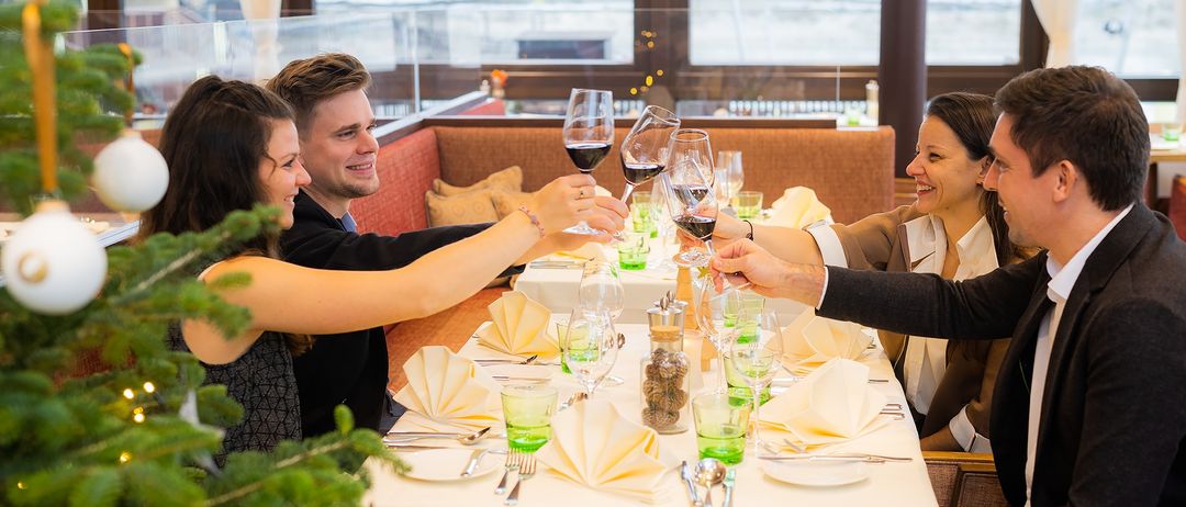 Bild enthält, Adult, Female, Person, Woman, Indoors, Restaurant, Suit, Face, Fork, Cup