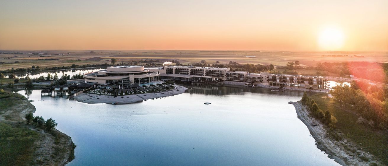 Bild enthält, Outdoors, Nature, Sky, Cityscape, Water, Lake, Waterfront, Sea, Scenery, Aerial View