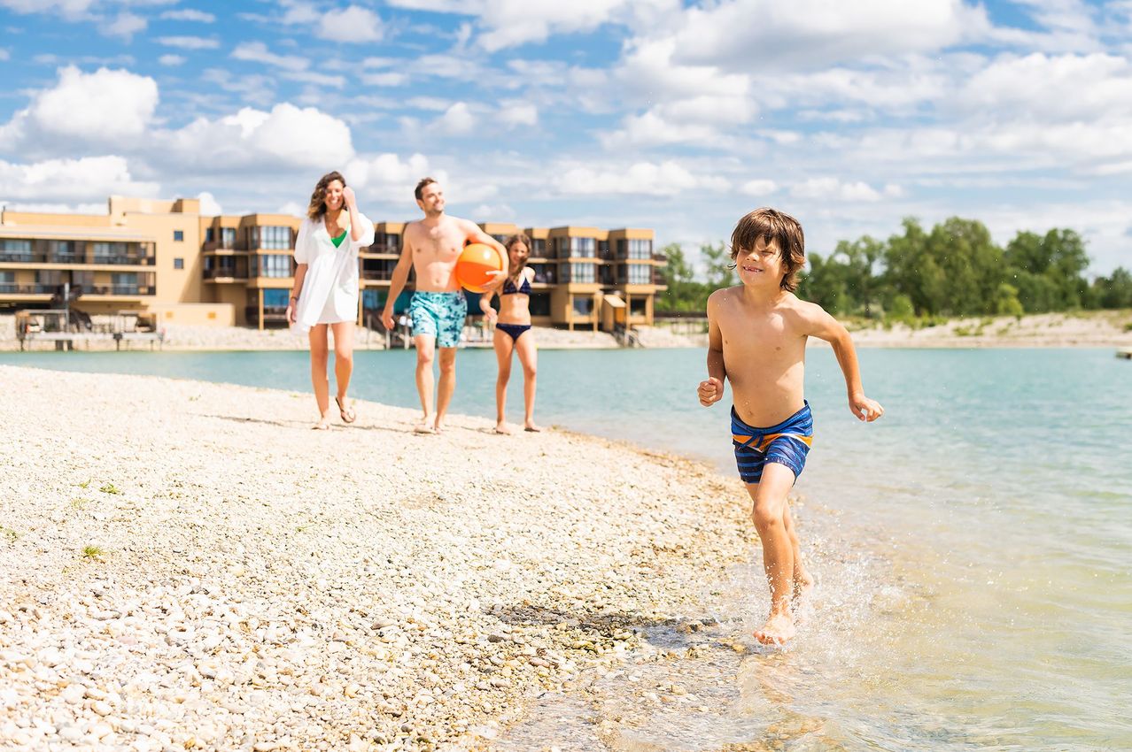 Bild enthält, Fun, Vacation, Clothing, Shorts, Boy, Child, Male, Person, Volleyball, Volleyball (Ball)