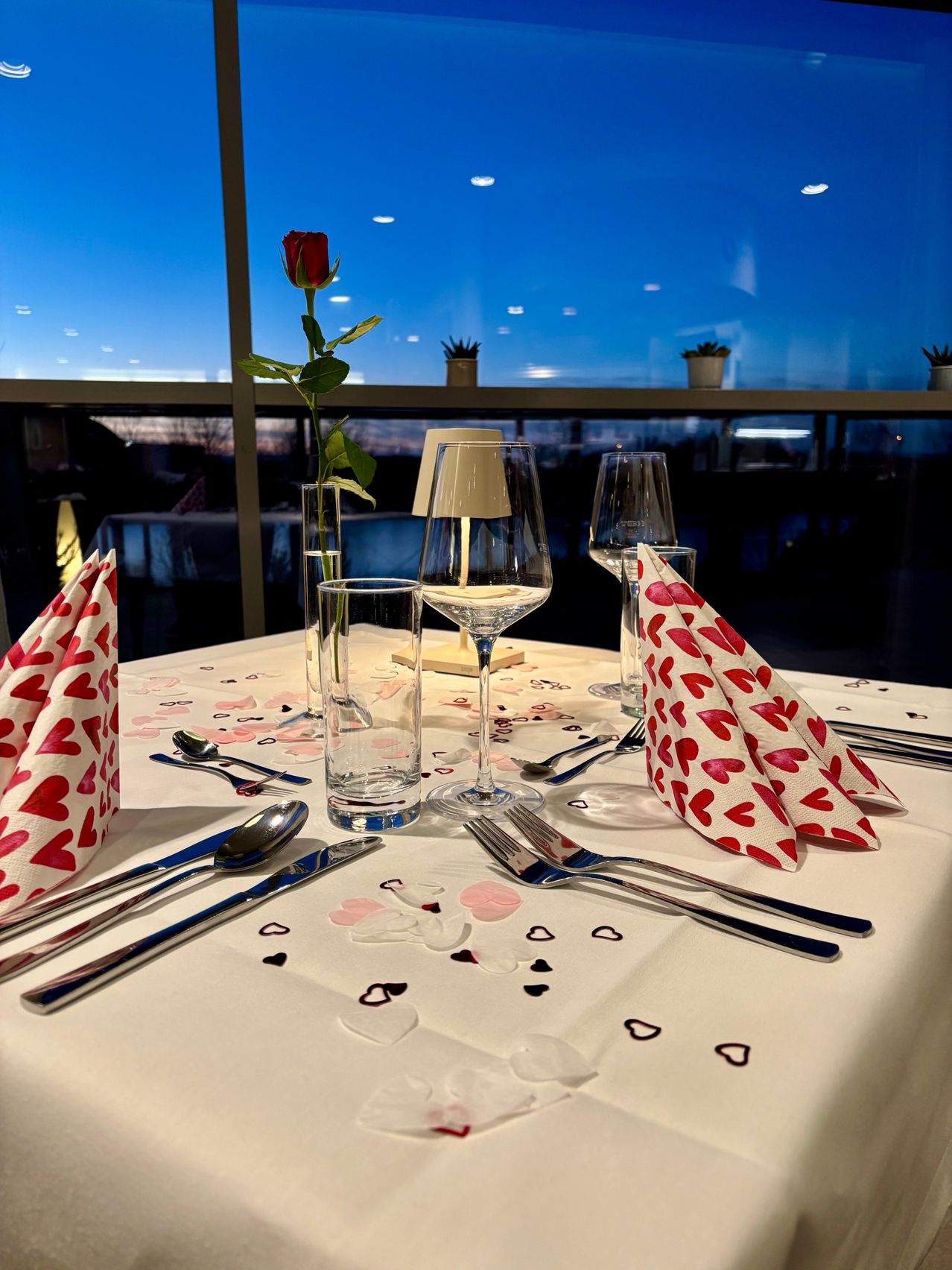 Bild enthält, Furniture, Table, Tabletop, Glass, Dining Table, Fork, Spoon, Indoors, Outdoors, Nature