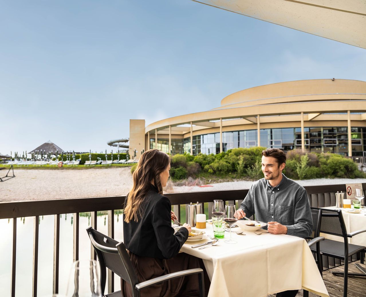 Bild enthält, Adult, Male, Man, Person, Dating, Romantic, Female, Woman, Coat, Outdoors