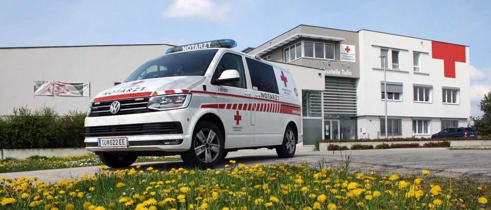 Bild enthält, Logo, Car, Vehicle, Van, Moving Van, License Plate, First Aid, Symbol