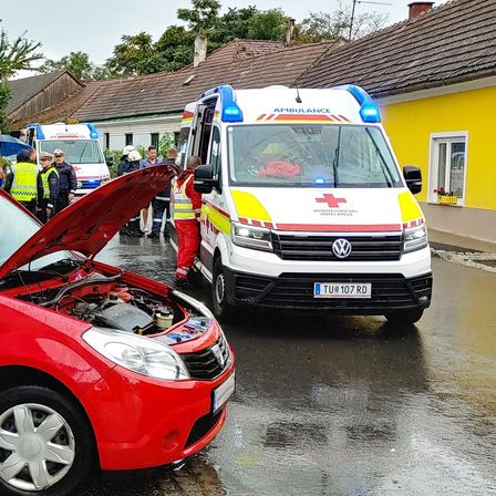 Bild enthält, Moving Van, Transportation, Van, Vehicle, Person, Car, License Plate, Helmet