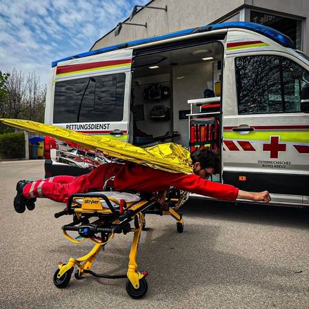 Bild enthält, Stretcher, E-scooter, Vehicle, Adult, Female, Person, Woman, Accessories, Glasses, Car