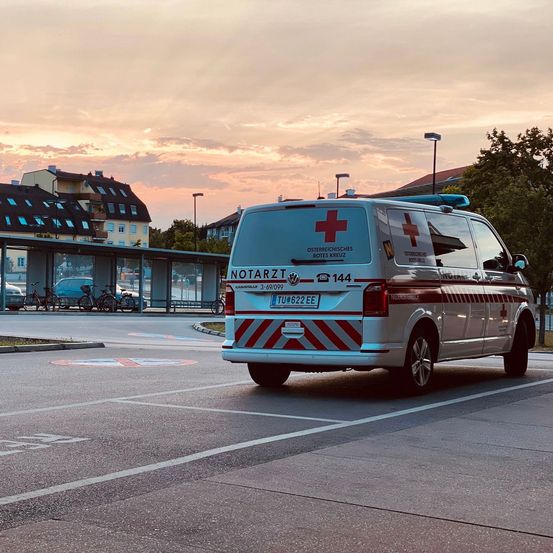 Bild enthält, Logo, Moving Van, Transportation, Van, Vehicle, Bicycle, Car, First Aid, Symbol