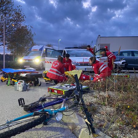 Bild enthält, Adult, Female, Person, Woman, Helmet, Car, Male, Man, Bicycle, Glove