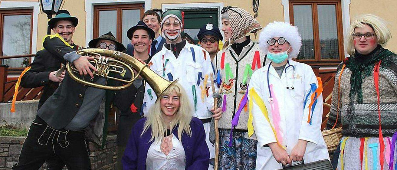 Bild enthält, Adult, Female, Person, Woman, People, First Aid, Male, Man, Horn, Tuba