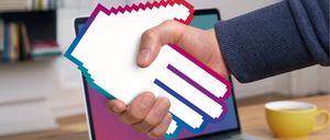 Werbeposter für ein Workshop über Smartphone-Anpassungen für Senioren. Es zeigt eine Hand, die ein Smartphone hält, einen Laptop auf einem Tisch und eine Tasse Kaffee. Datum: 21.02.2026, Zeit: 14:00 - 16:30. Ort: Herrenhaus, Fr. Dinholb - Str. 2, Anmeldung unter: .