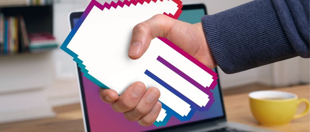 Eine Werbung für ein Workshop zu individuellen Smartphone Anpassungen für Senioren. Eine Hand hält ein Stück Papier über einem Laptop. Datum und Ort sind unten angegeben.