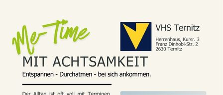 Ein Plakat für einen Achtsamkeitskurs. Es zeigt eine Frau, die Yoga praktiziert, und einen Zeitplan der Kurse. Der Kurs konzentriert sich auf Atmen, Entspannung und Meditation. Die Teilnehmer sollen bequeme Kleidung und eine Yogamatte mitbringen. Der Kurs läuft vom 21. September bis 19. Oktober 2026.