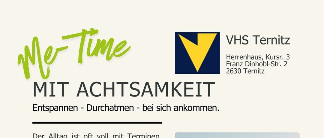 Ein Plakat für einen Achtsamkeitskurs. Es zeigt eine Frau, die Yoga praktiziert, und einen Zeitplan der Kurse. Der Kurs konzentriert sich auf Atmen, Entspannung und Meditation. Die Teilnehmer sollen bequeme Kleidung und eine Yogamatte mitbringen. Der Kurs läuft vom 21. September bis 19. Oktober 2026.