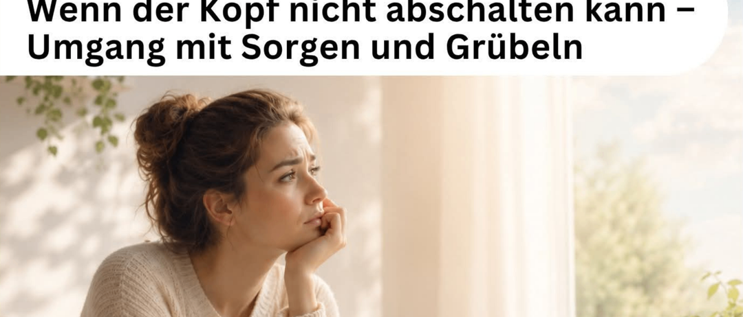 Eine Frau mit einem nachdenklichen Gesichtsausdruck, die Hand am Kinn, scheint in Gedanken versunken zu sein. Das Bild hat einen sanften, verschwommenen Hintergrund.