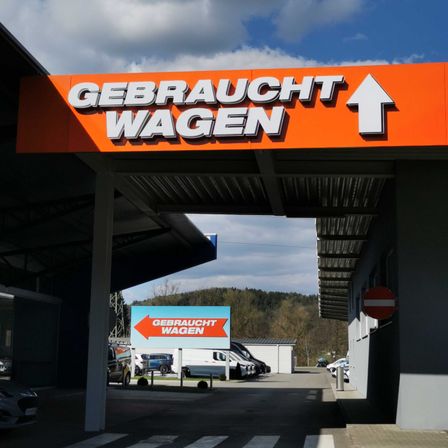 Bild enthält, Road, Tarmac, Car, Vehicle, Road Sign, Person