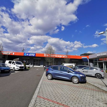 Bild enthält, Car, Car Dealership, Transportation, Vehicle, Moving Van, Van, Outdoors, Person