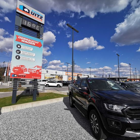 Bild enthält, Screen, Computer Hardware, Monitor, Bumper, Vehicle, Car, Outdoors, Car Dealership