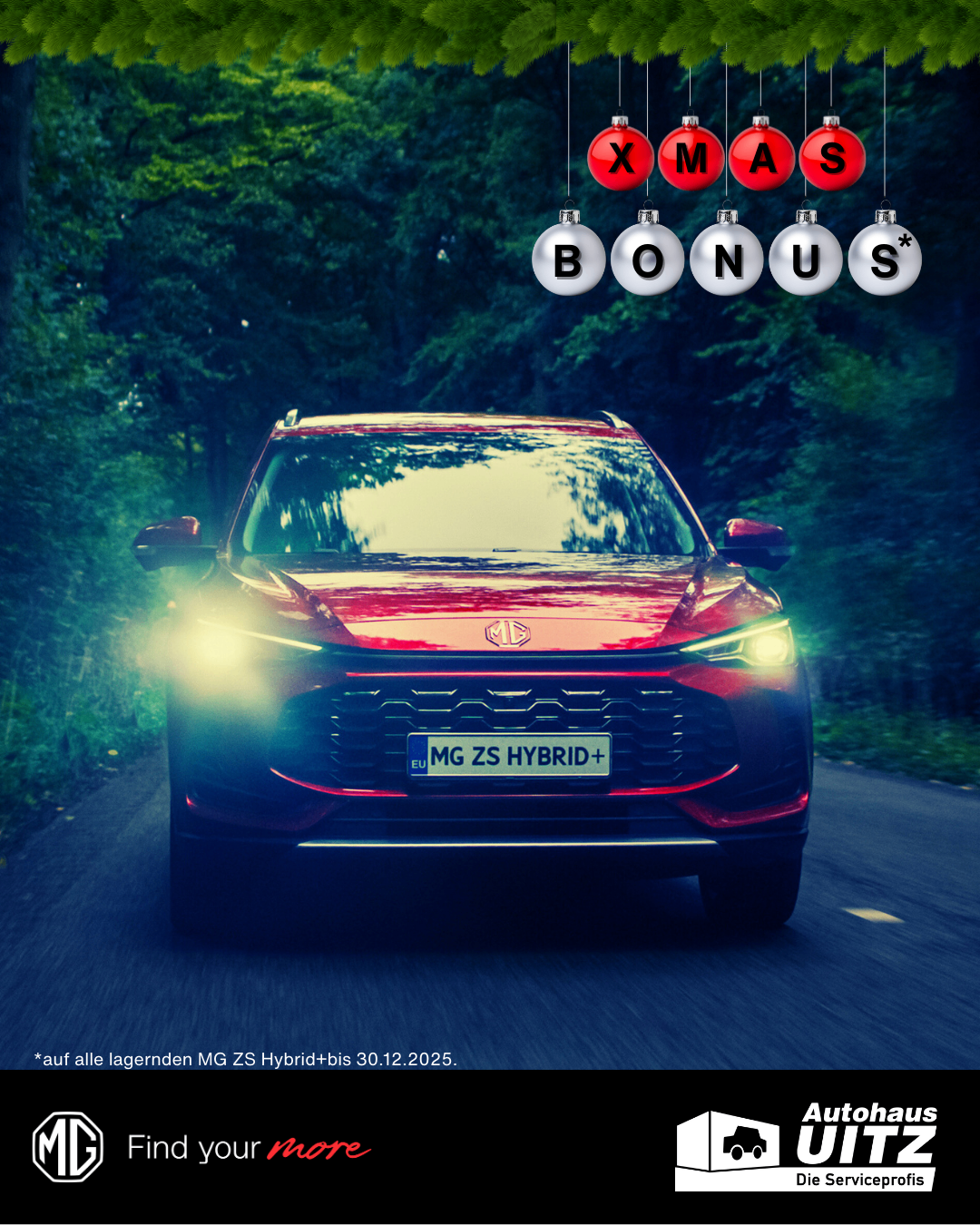 Ein roter Wagen mit MG ZS HYBRID+ Kennzeichen fährt auf einer Straße mit Bäumen und Lichtern. Oben hängen weihnachtliche Kugeln.