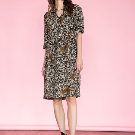 Bild enthält, Dress, Shoe, Adult, Female, Person, Woman, Fashion, Coat, Sneaker, Sandal