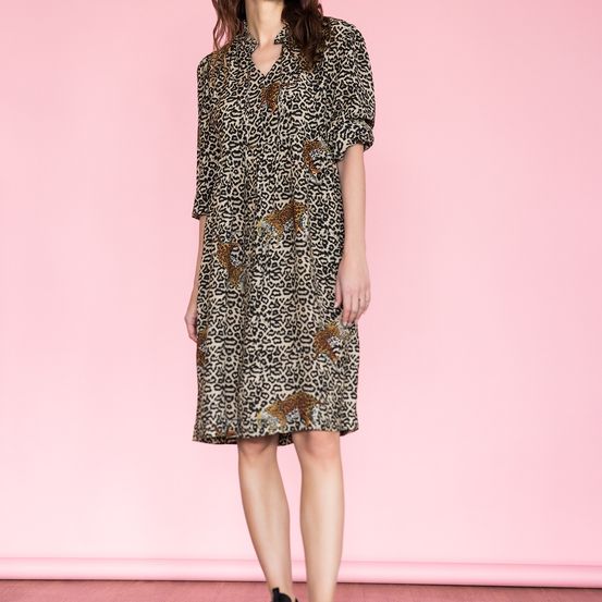 Bild enthält, Dress, Shoe, Adult, Female, Person, Woman, Fashion, Coat, Sneaker, Sandal