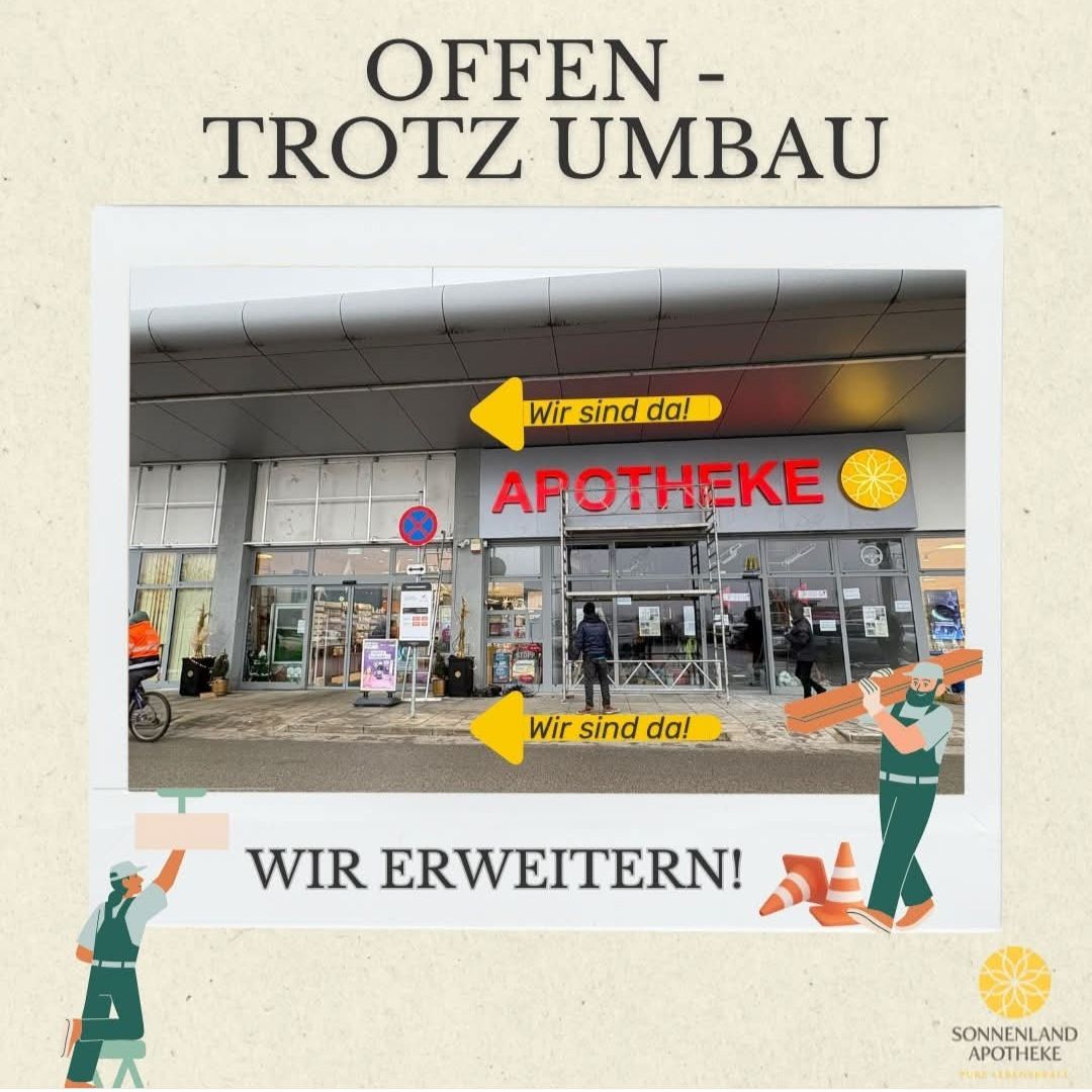 Eine Apotheke befindet sich im Umbau, bleibt aber geöffnet. Ein Mann hält ein Schild mit der Aufschrift 'Wir erweitern!' Zwei Arbeiter sind zu sehen und Menschen gehen vorbei.
