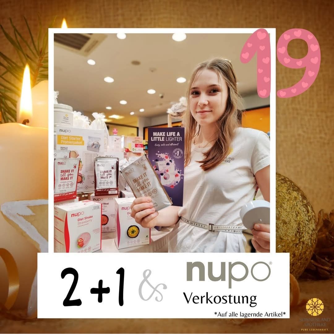 Ein Mädchen hält eine Produktbox und ein Maßband in einem Geschäft mit einem weihnachtlich gestalteten Hintergrund. Verschiedene Nupo-Produkte sind ausgestellt, und ein Schild bietet ein 2+1-Angebot an.