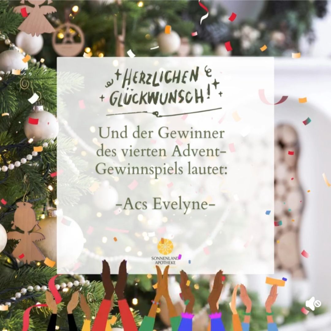 Das Bild zeigt einen geschmückten Weihnachtsbaum mit erhobenen Händen in Jubel. Eine weiße Karte mit Konfetti überbringt 'Herzlichen Glückwunsch!' und verkündet 'Acs Evelyne' als Gewinnerin des vierten Advents-Gewinnspiels.