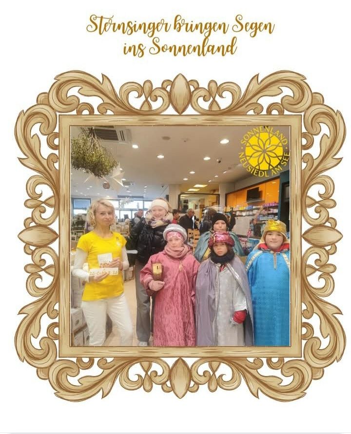 Eine Gruppe von Frauen in Kostümen posiert für ein Foto in einem Geschäft, mit dekorativen Pflanzen und einem gelben Rand.