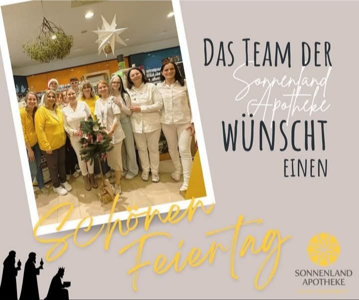 Eine Gruppe von Frauen in weißen Uniformen und gelben Oberteilen posiert für ein Foto mit einem Weihnachtsbaum. Ein festlicher Gruß des Sonnenland Apotheke-Teams mit dem Wunsch für einen schönen Feiertag.